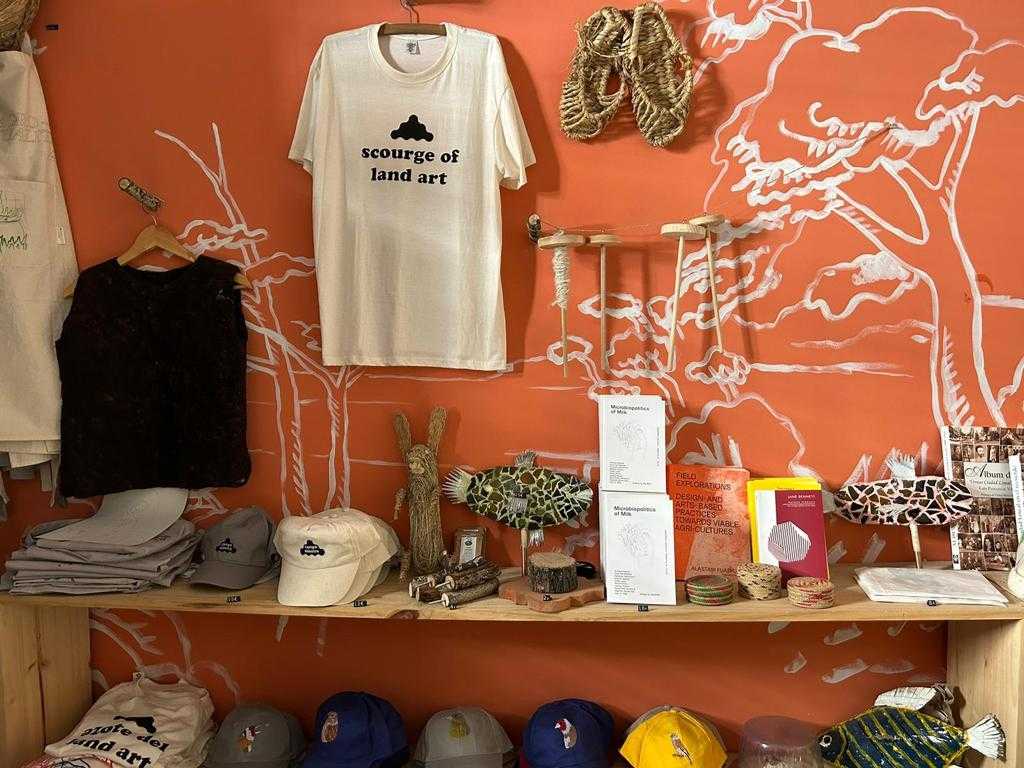 A shop of the Allianz Foundation Hub INLAND. The shop is offering merchandise and food products