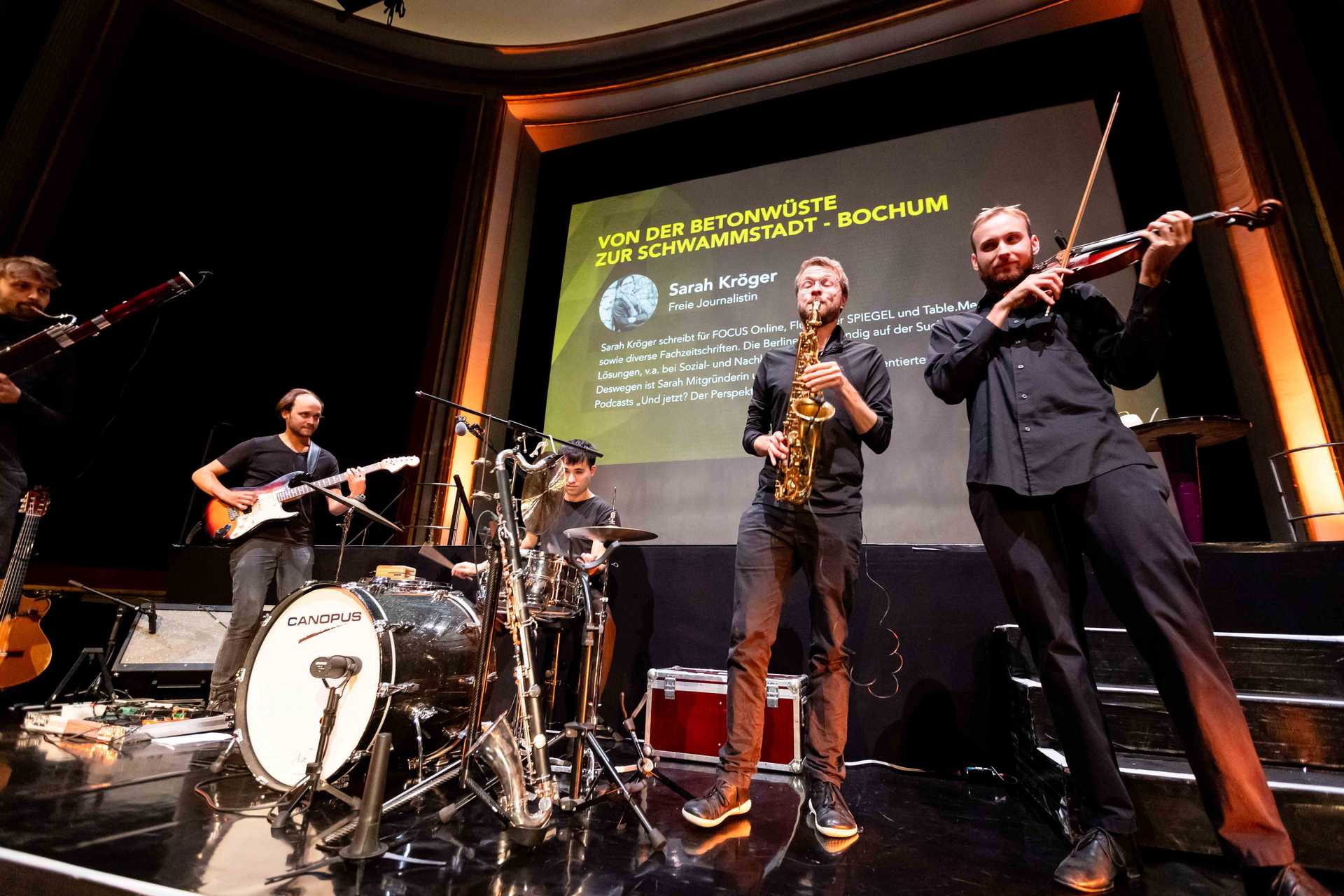 Members of the orchestra Stegreif are performing during the event.