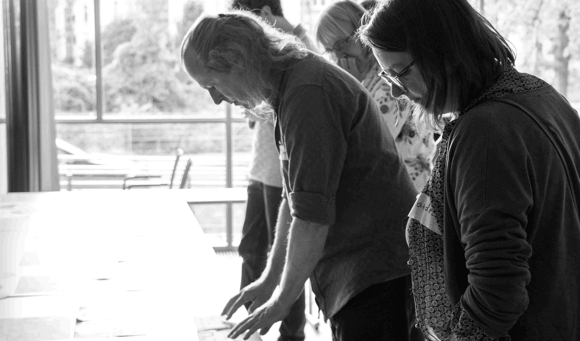 People are looking on a table during a workshop