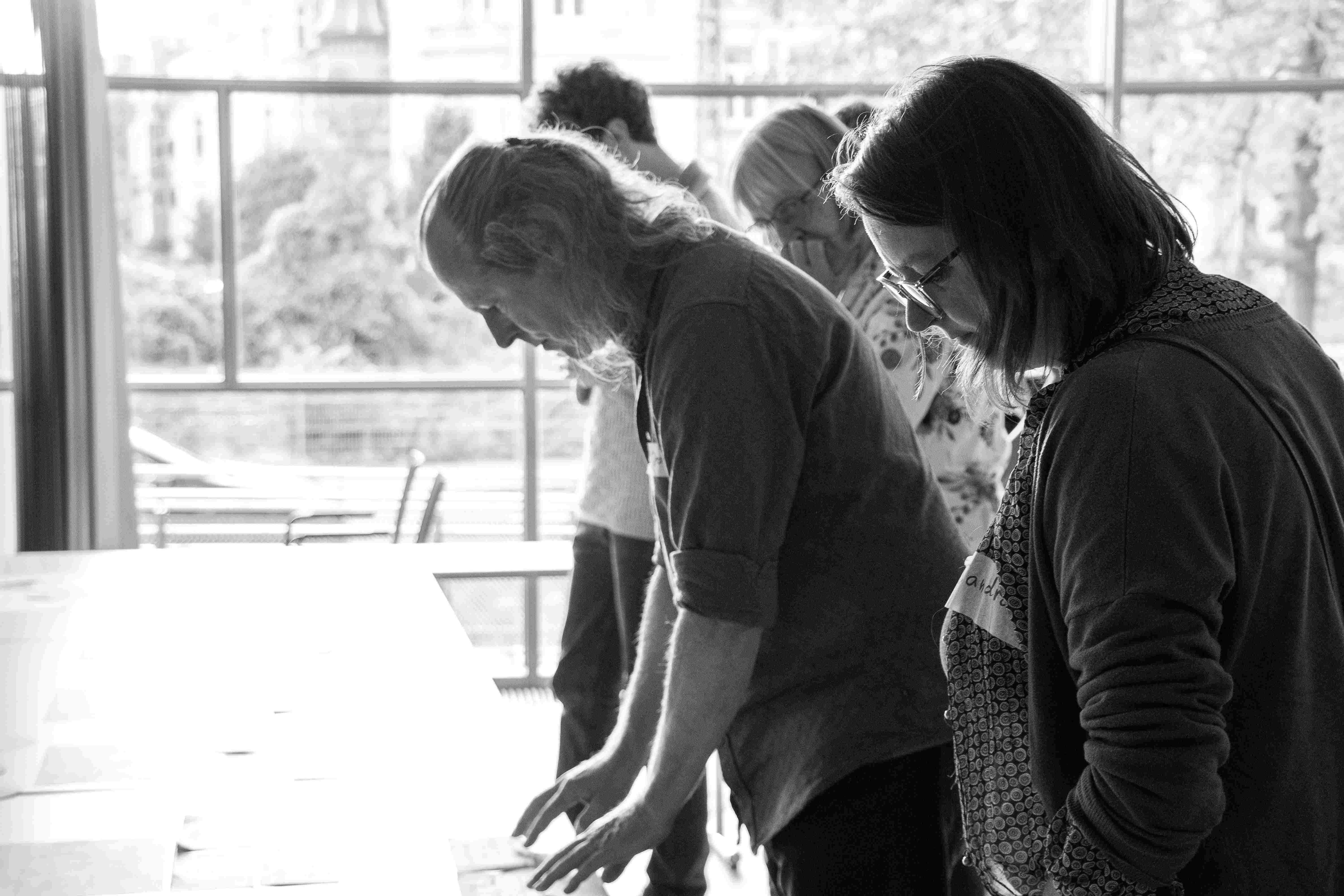 People are looking on a table during a workshop