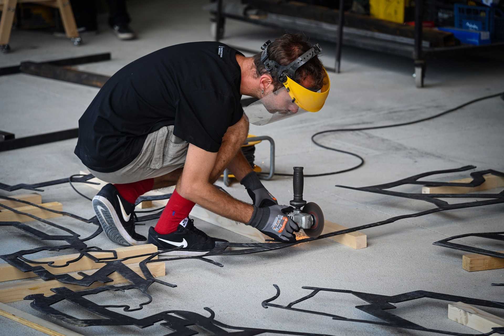 Disassembling Alban Muja’s artwork in a joint workshop of Autostrada Biennale and Recyclart, September 16, 2024 ­