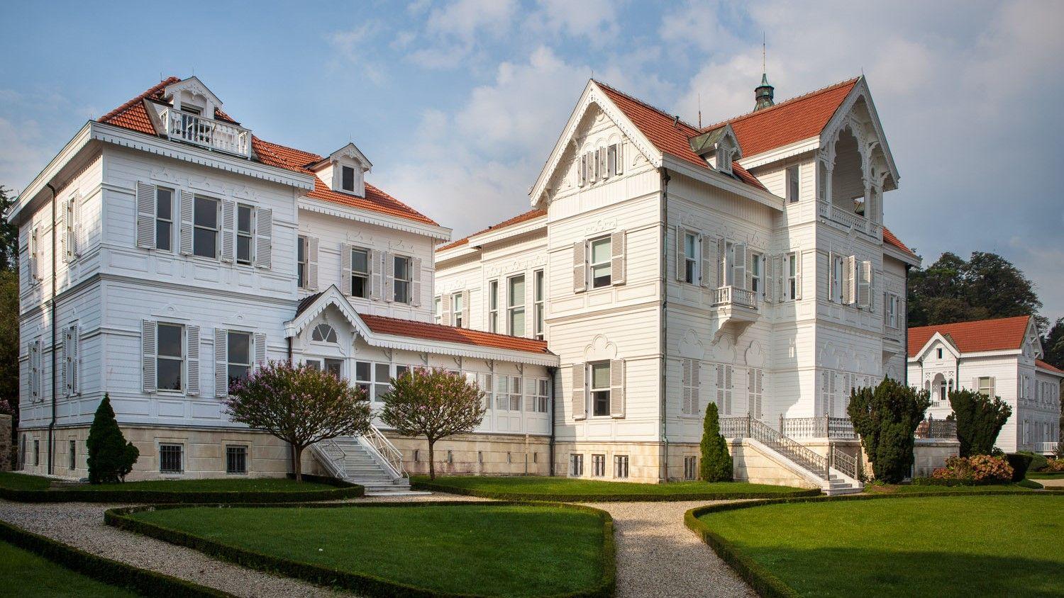 A beautiful pitoresque white coloured old builidng is pictured.