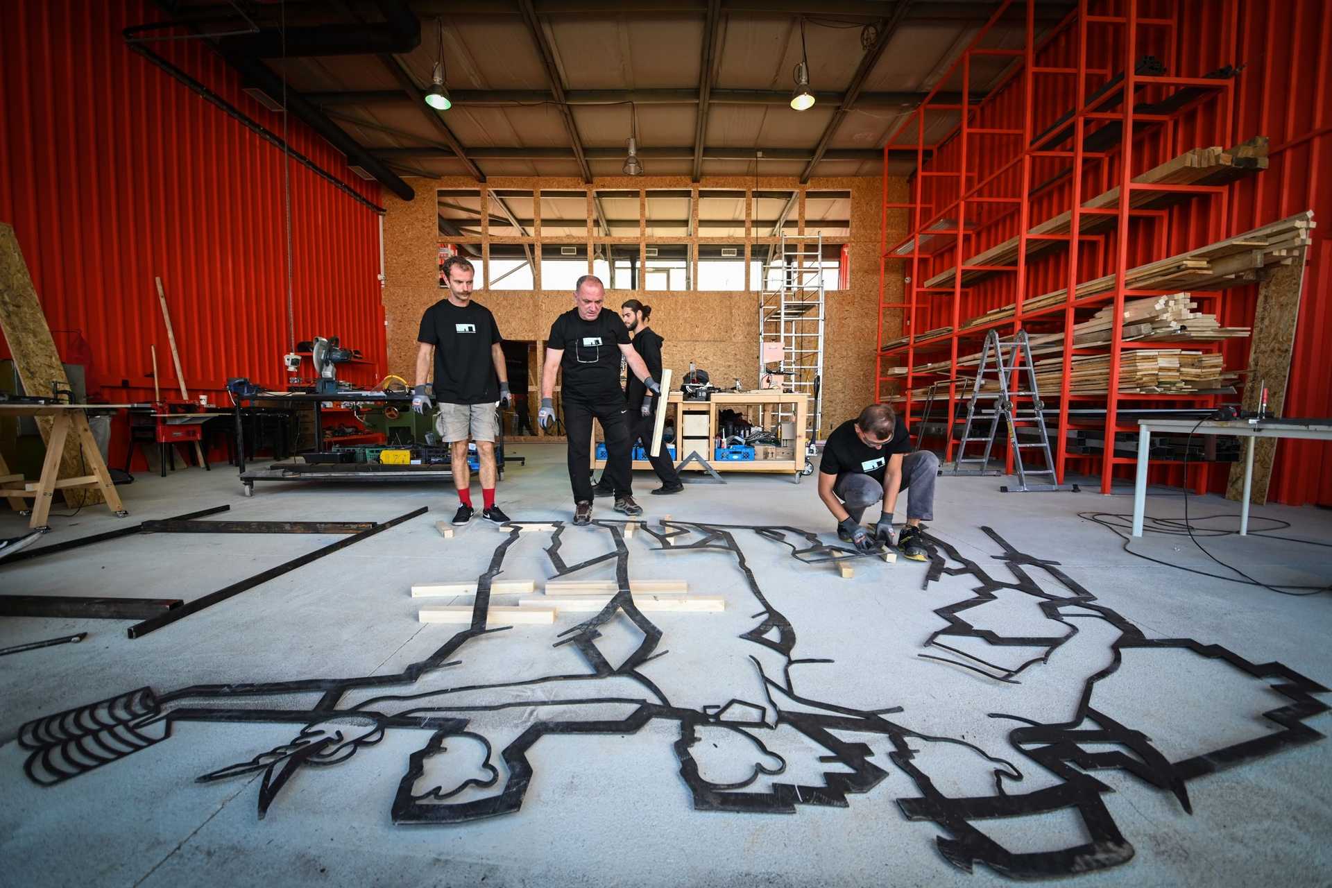 Disassembling Alban Muja’s artwork in a joint workshop of Autostrada Biennale and Recyclart, September 16, 2024 ­